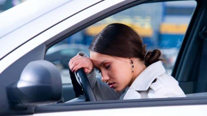 बहते समय गाड़ी चलाने का खतरा; ड्राइविंग करते समय नींद आने का खतरा