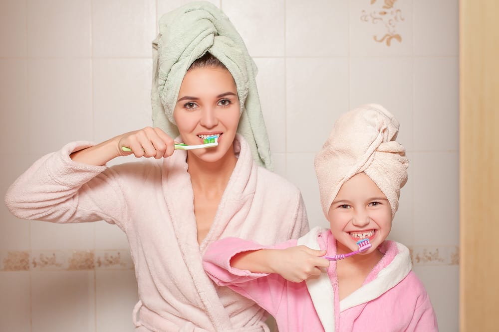 बच्चों को अपने दाँत ब्रश करना सिखाएँ