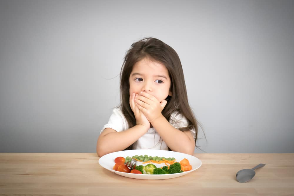 बीमार होने पर बच्चों को खाने में कठिनाई होती है