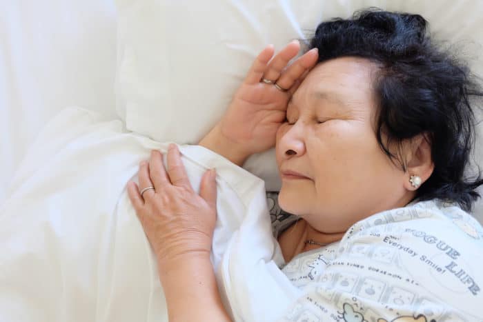 बुजुर्गों में गहरी नींद की कठिनाइयों को दूर करना