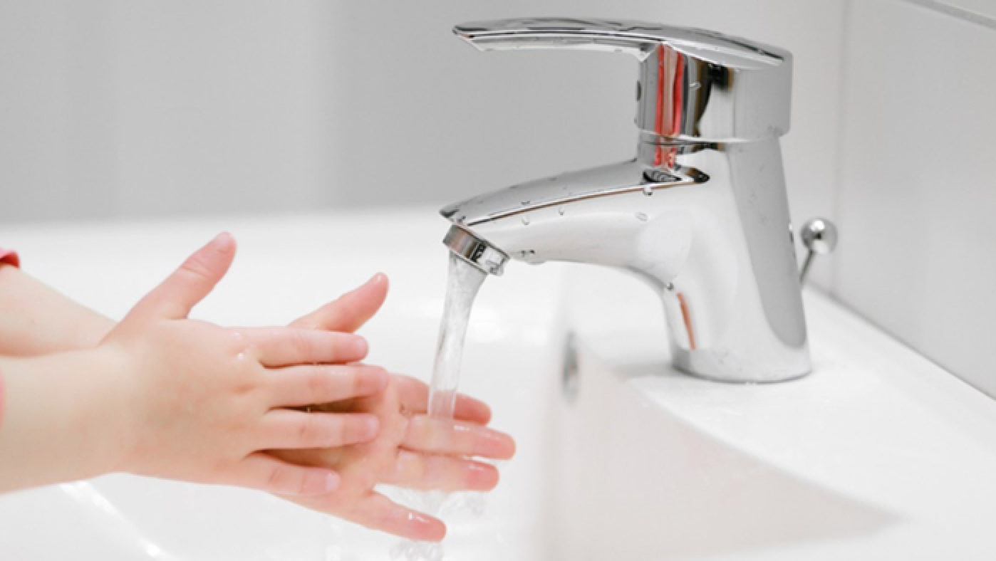 बहते पानी से हाथ धोएं