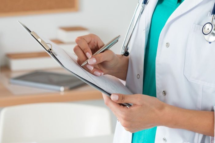 अस्पताल के डॉक्टर स्वास्थ्य बीमा कार्यों का निदान कैसे करते हैं