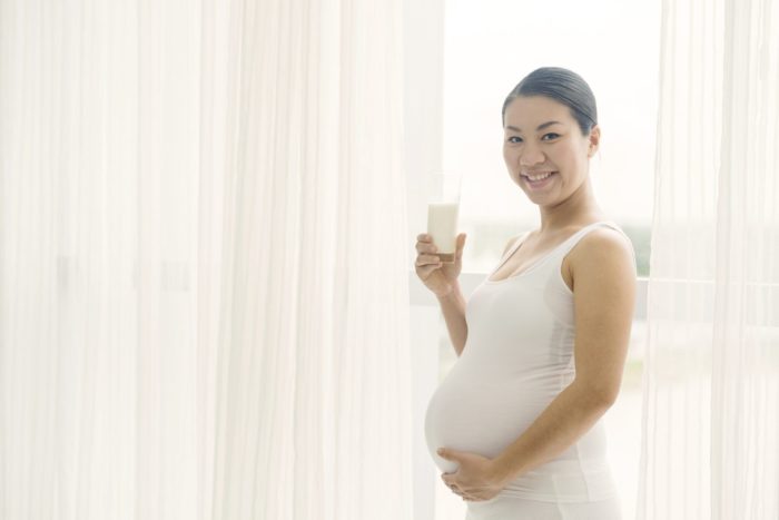 गर्भवती महिलाएं दूध पीती हैं