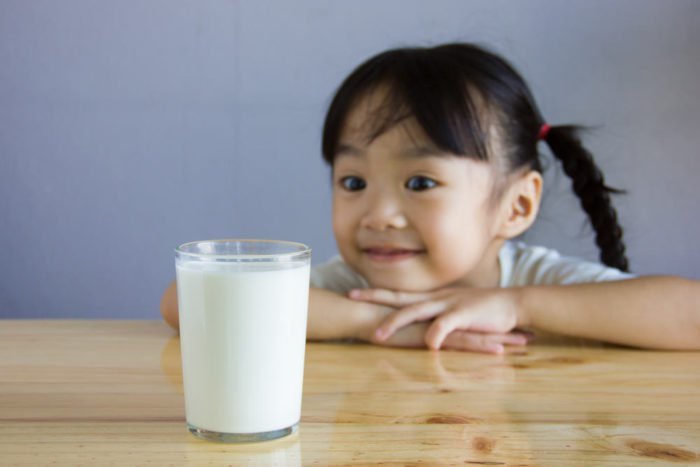 गाय के दूध से एलर्जी वाले बच्चों के लिए वैकल्पिक दूध