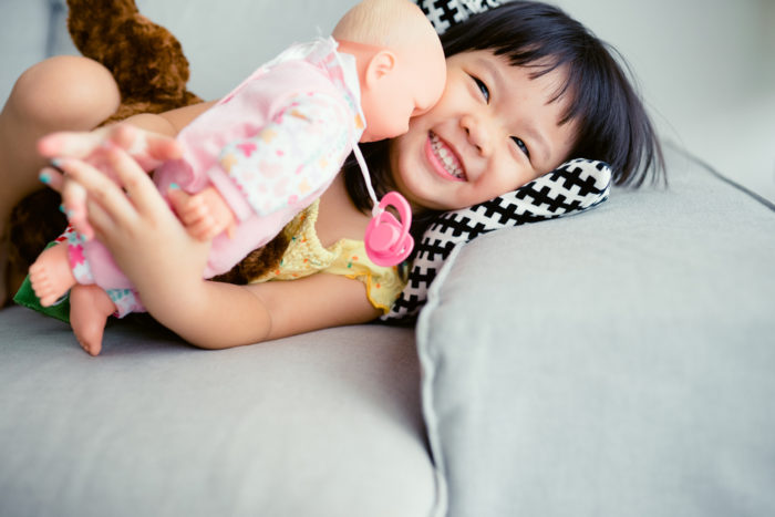 कठपुतलियाँ गुड़ियों के खेलने का लाभ उठाती हैं