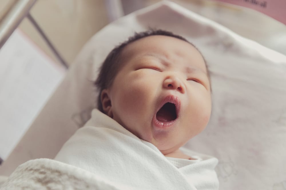 जन्म लेने वाला बच्चा अभी भी एमनियोटिक थैली में लिपटा हुआ है