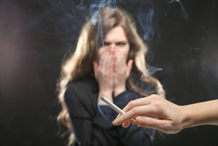 निष्क्रिय धूम्रपान करने वालों के लिए सिगरेट के धुएं का खतरा