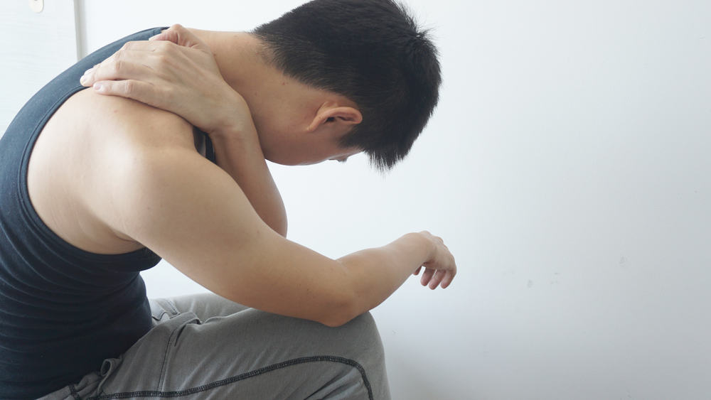 कंधे के दर्द को दूर करने के 3 तरीके